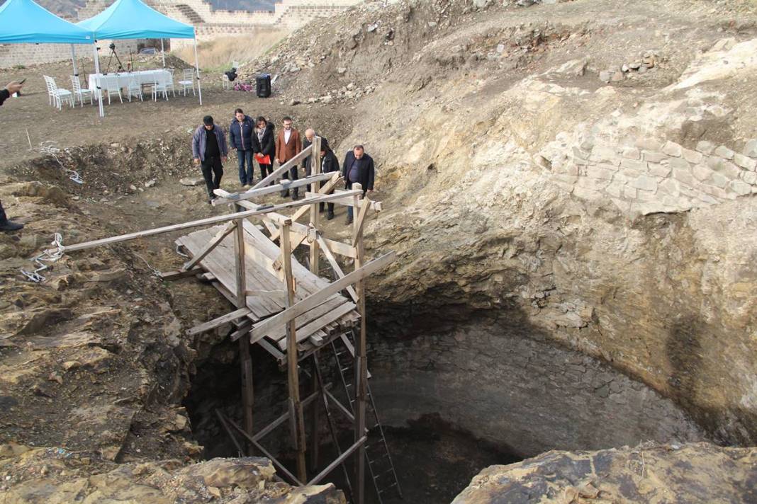 Türk bayrağı dikmek için toprağı kazınca şoke oldular! Kazdıkça yenisi çıkıyor. Yetkililer bölgeyi incelemeye aldı 25